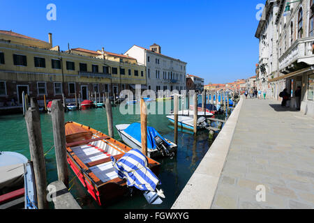 Boote und Gebäude auf der Insel Murano, Venedig Stadt UNESCO World Heritage Site, Veneto, Italien, Europe. Stockfoto