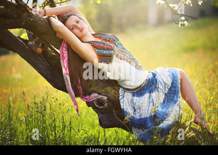 Schöne romantische Hippie posiert in Frühlingswiese. Gypsy-Kleid Stockfoto