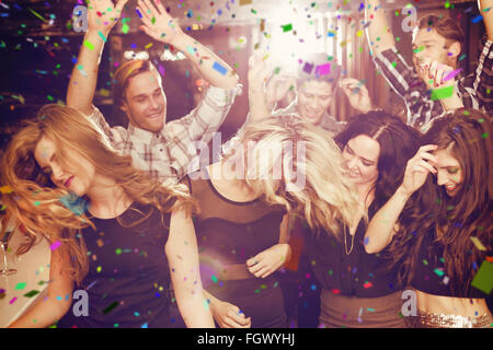 Zusammengesetztes Bild stilvoll Freunde tanzen und Lächeln Stockfoto