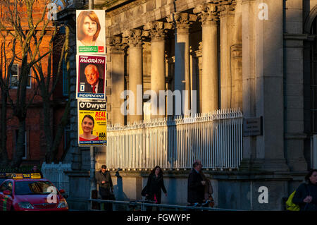 Dublin, Irland. 22. Februar 2016. Wahlplakate von Connolly Bahnhof in der Hauptstadt. Die irische allgemeine Wahl Wll nehmen legen diese Freitag, 26. Februar 2016. © Richard Wayman/Alamy Live-Nachrichten Stockfoto