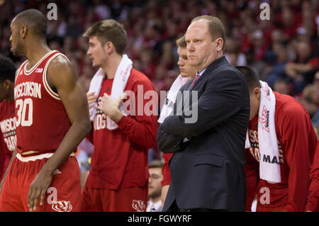 Madison, WI, USA. 21. Februar 2016. Wisconsin Cheftrainer Greg Gard während der NCAA Basketball-Spiel zwischen Illinois Fighting Illini und die Wisconsin Badgers am Kohl Center in Madison, Wisconsin. Wisconsin besiegte Illinois 69-60. John Fisher/CSM/Alamy Live-Nachrichten Stockfoto