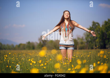 Kostenlose und lächelnd Hippie in Sommerwiese. Vintage Photo-Effekt Stockfoto