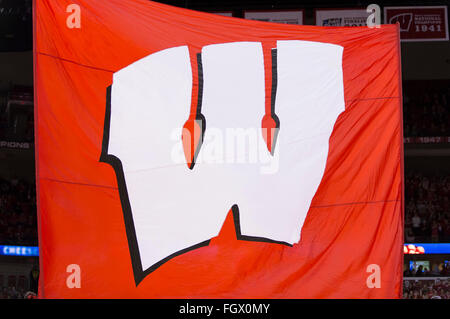 Madison, WI, USA. 21. Februar 2016. Wisconsin Flagge erscheint während der NCAA Basketball-Spiel zwischen Illinois Fighting Illini und die Wisconsin Badgers am Kohl Center in Madison, Wisconsin. Wisconsin besiegte Illinois 69-60. John Fisher/CSM/Alamy Live-Nachrichten Stockfoto