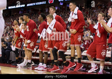 Madison, WI, USA. 21. Februar 2016. Wisconsin Bank reagiert nach einem Korb während der NCAA Basketball-Spiel zwischen Illinois Fighting Illini und die Wisconsin Badgers am Kohl Center in Madison, Wisconsin. Wisconsin besiegte Illinois 69-60. John Fisher/CSM/Alamy Live-Nachrichten Stockfoto