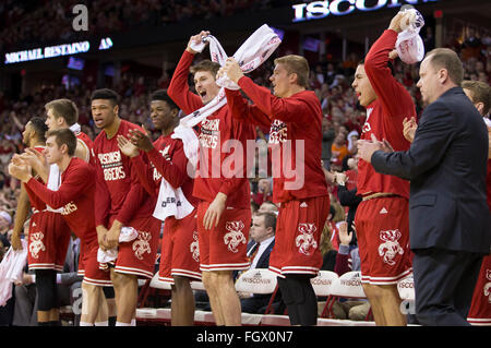 Madison, WI, USA. 21. Februar 2016. Wisconsin Bank reagiert nach einem Korb während der NCAA Basketball-Spiel zwischen Illinois Fighting Illini und die Wisconsin Badgers am Kohl Center in Madison, Wisconsin. Wisconsin besiegte Illinois 69-60. John Fisher/CSM/Alamy Live-Nachrichten Stockfoto