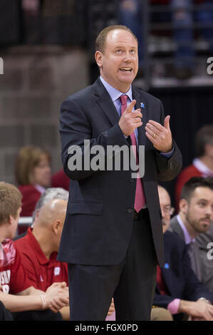 Madison, WI, USA. 21. Februar 2016. Wisconsin Cheftrainer Greg Gard während der NCAA Basketball-Spiel zwischen Illinois Fighting Illini und die Wisconsin Badgers am Kohl Center in Madison, Wisconsin. Wisconsin besiegte Illinois 69-60. John Fisher/CSM/Alamy Live-Nachrichten Stockfoto