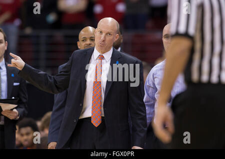 Madison, WI, USA. 21. Februar 2016. Illinois Trainer John Groce nicht einverstanden ist mit einem Anruf bei der NCAA Basketball-Spiel zwischen Illinois Fighting Illini und die Wisconsin Badgers am Kohl Center in Madison, Wisconsin. Wisconsin besiegte Illinois 69-60. John Fisher/CSM/Alamy Live-Nachrichten Stockfoto