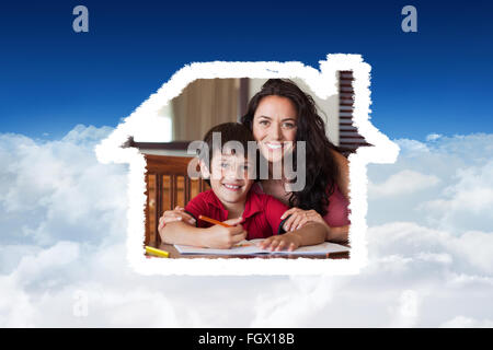 Zusammengesetztes Bild der glücklichen Mutter seines Sohnes für die Hausaufgaben zu helfen Stockfoto