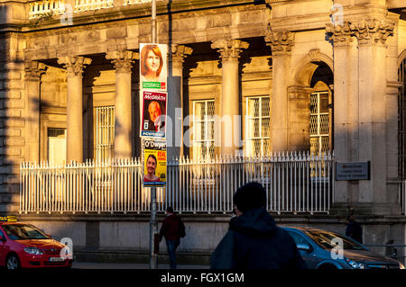 Dublin, Irland. 22. Februar 2016. Wahlplakate von Connolly Bahnhof in der Hauptstadt. Die irische allgemeine Wahl Wll nehmen legen diese Freitag, 26. Februar 2016. © Richard Wayman/Alamy Live-Nachrichten Stockfoto