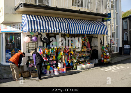 Eine traditionelle britische Küste-Shop in Looe, Cornwall, England verkaufte Eimer und Spaten, Strandspielzeug, Postkarten und souvenirs Stockfoto