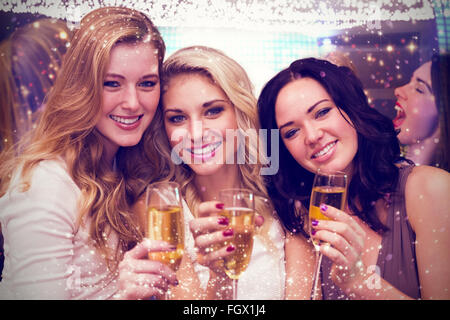 Zusammengesetztes Bild hübsche Freunde trinken Champagner zusammen Stockfoto