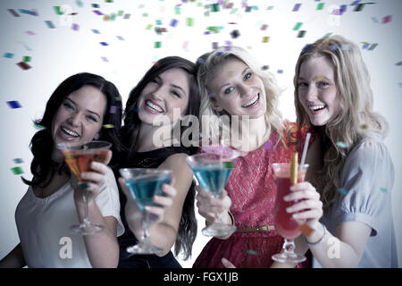 Zusammengesetztes Bild von Freunden mit Getränken Stockfoto