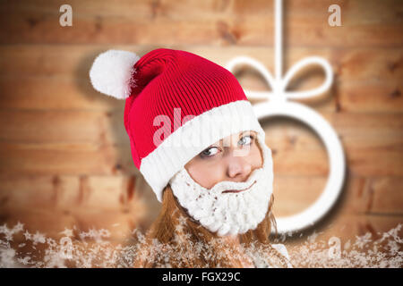 Zusammengesetztes Bild hübsche rothaarige in Santa Hut und Bart Stockfoto