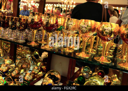 Bunte Murano Glass auf dem Display in einem Schaufenster, Insel Murano, Venedig Stadt, UNESCO-Weltkulturerbe, Veneto, Italien Europa Stockfoto