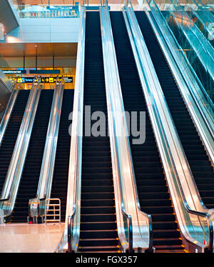 Leere Rolltreppe am internationalen Flughafen Changi in Singapur Stockfoto