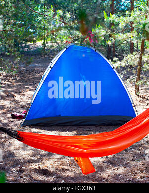 Camping Zelt und Hängematte im Wald Stockfoto