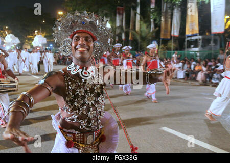 Colombo, Sri Lanka. 22. Februar 2016. Nawam Maha Perahera ist eines der wichtigsten religiösen und kulturellen Ereignisse in Sri Lanka.  Bei Vollmond fest bis in den Himmel Mavam Perahera begann in Colombo inmitten Tausende strömten zu den geschmückten Elefanten und Musiker und dancers@paul Quezada-Neiman/Alamy live-Nachrichten sehen Stockfoto