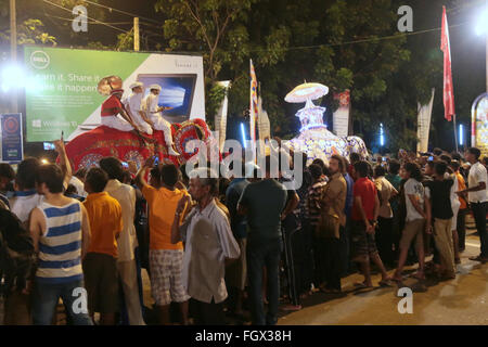 Colombo, Sri Lanka. 22. Februar 2016. Nawam Maha Perahera ist eines der wichtigsten religiösen und kulturellen Ereignisse in Sri Lanka.  Bei Vollmond fest bis in den Himmel Mavam Perahera begann in Colombo inmitten Tausende strömten zu den geschmückten Elefanten und Musiker und dancers@paul Quezada-Neiman/Alamy live-Nachrichten sehen Stockfoto