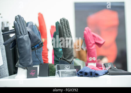 London-UK, 22. Februar 2016, Handschuhe aus SofiaG Scoop London, London Fashion Woche Credit: Ian Davidson/Alamy Live-Nachrichten Stockfoto