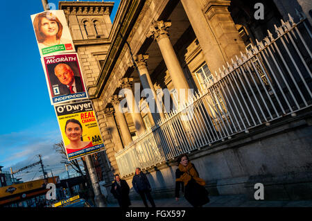 Dublin, Irland. 22. Februar 2016. Wahlplakate von Connolly Bahnhof in der Hauptstadt. Die irische allgemeine Wahl Wll nehmen legen diese Freitag, 26. Februar 2016. © Richard Wayman/Alamy Live-Nachrichten Stockfoto