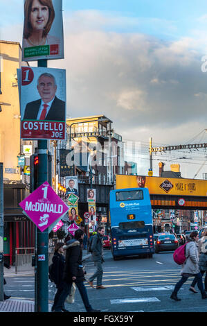 Dublin, Irland. 22. Februar 2016. Wahlplakate von Connolly Bahnhof in der Hauptstadt. Die irische allgemeine Wahl Wll nehmen legen diese Freitag, 26. Februar 2016. © Richard Wayman/Alamy Live-Nachrichten Stockfoto