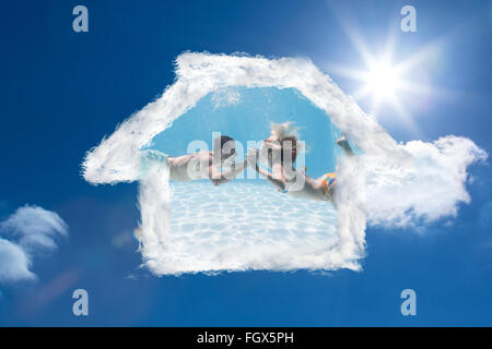 Zusammengesetztes Bild von niedlichen paar küssen unter Wasser im Schwimmbad Stockfoto