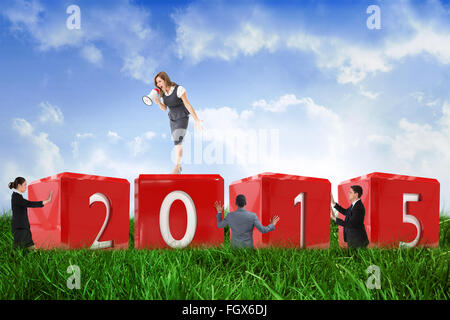 Zusammengesetztes Bild der Geschäftsfrau durch Megaphon schreien Stockfoto