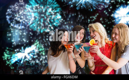 Zusammengesetztes Bild von Freunden mit Getränken Stockfoto