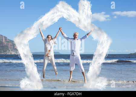 Zusammengesetztes Bild von glücklichen paar sprang barfuss am Strand Stockfoto