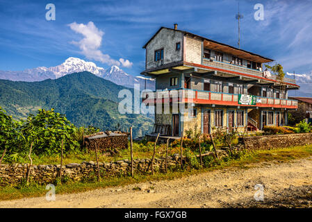 Gästehaus mit Restaurant befindet sich in den Himalaya-Bergen in der Nähe von Pokhara Stockfoto