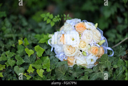 schöne Braut Hochzeit Bouquet liegen auf dem Rasen Stockfoto