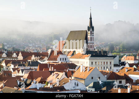 Blick über das UNESCO-Weltkulturerbe Altstadt von Český Krumlov im Bereich Südböhmen in der Tschechischen Republik. Stockfoto