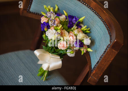 Rosa und lila Blumen im Brautstrauß Hochzeit auf Stuhl Stockfoto