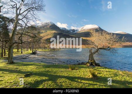 Buttermere vom unteren Gatesgarth mit Schnee auf hohen Felsen, hohen Stile und rot Hecht Stockfoto