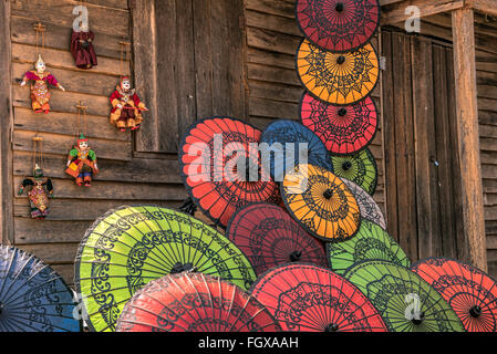 Farbiges Papier Sonnenschirme angeordnet auf einer Holzwand zum Verkauf als Souvenirs in Asien Stockfoto