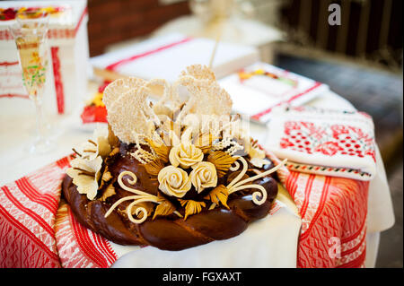 Traditionelle leckere ukrainische Hochzeit Brotlaib bei der Hochzeit Stockfoto