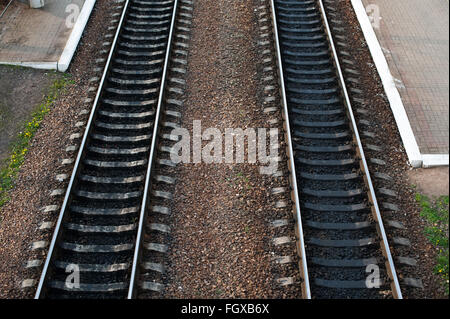 Gleise mit Eisenbahn Schalter zwei Pfade kommen zusammen Stockfoto