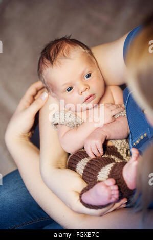 Säugling. Eine Frau hält in ihren Armen ihr neugeborenes baby Stockfoto