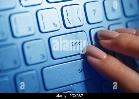 Frau Finger auf der Laptoptastatur im Büro Stockfoto