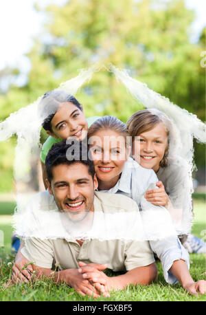 Zusammengesetztes Bild der glücklichen Familie im park Stockfoto