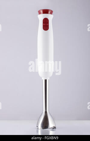 Elektrischer Stabmixer auf dem weißen Hintergrund isoliert Stockfoto
