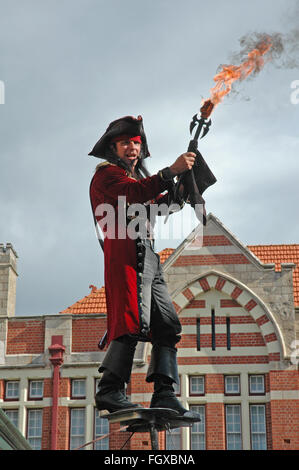 Durchführung von Sword Swallower und Feuerschlucker in Fremantle, Australien. Stockfoto