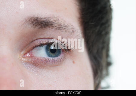 Makroaufnahme eines Auges Männermodel Wimpern Stockfoto