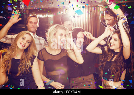 Zusammengesetztes Bild stilvoll Freunde tanzen und Lächeln Stockfoto