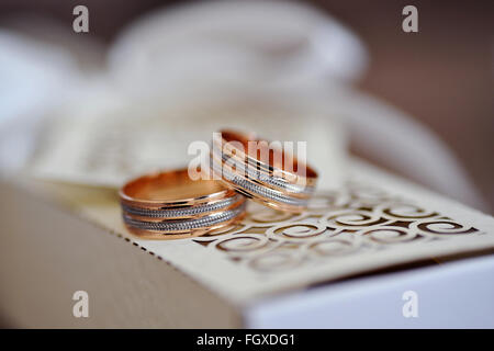 Schöne Gold Trauringe auf Kissen Stockfoto