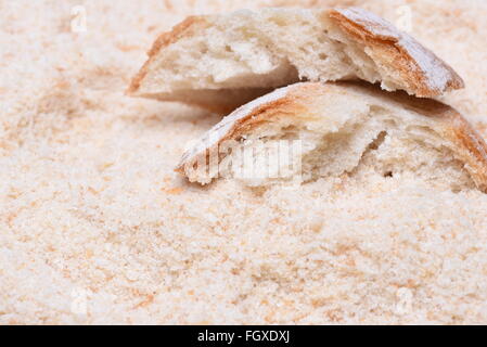 Brotscheiben auf dem Hintergrund der Semmelbrösel Stockfoto