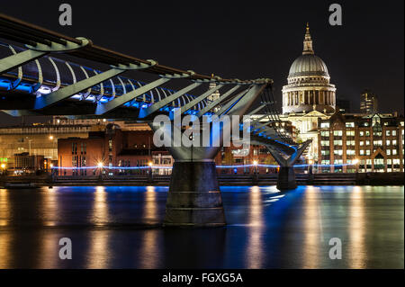 St.-Paul-Kathedrale und die Millennium Bridge in London Stockfoto