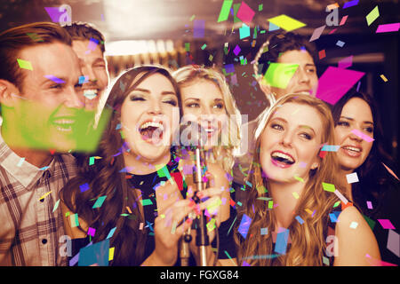 Zusammengesetztes Bild der happy Friends Karaoke singen Stockfoto