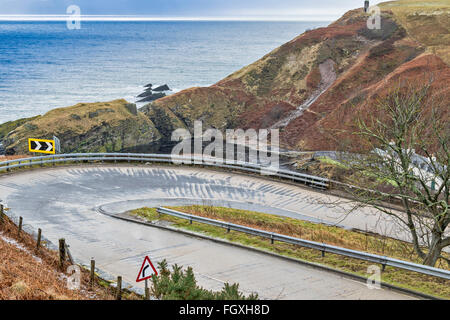 BERRIEDALE BRAES KEHRE AUF DER A9-STRAßE ZWISCHEN HELMSDALE UND LYBSTER MIT HÄUSERN UND BERRIEDALE WASSER UNTEN Stockfoto