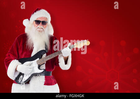 Zusammengesetztes Bild des Weihnachtsmannes spielt Gitarre mit Sonnenbrille Stockfoto